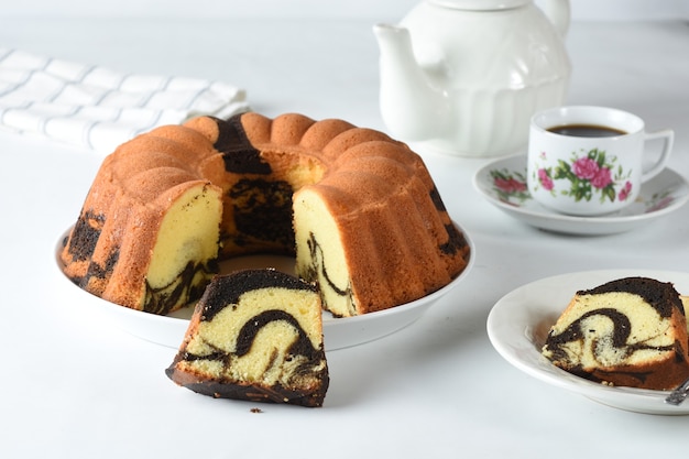 Marmorkuchen auf weißem Hintergrund