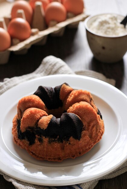 Marmorkuchen auf weißen Tellern, Vintage-Küchenkonzept