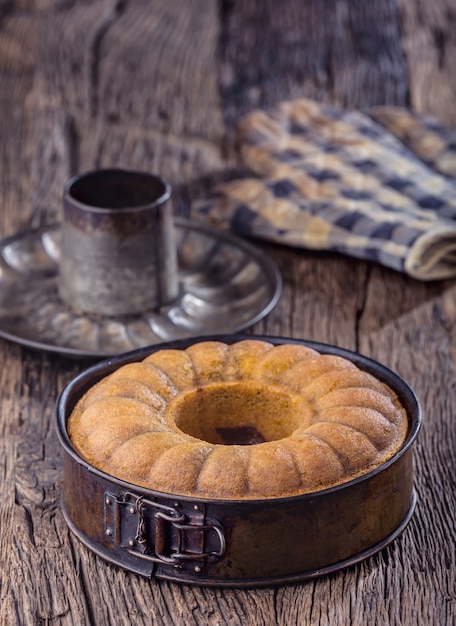 Marmorkuchen. Osterkuchen. Marmorkuchentasse Kaffeepuderzucker und Küchenweinlesegerät.