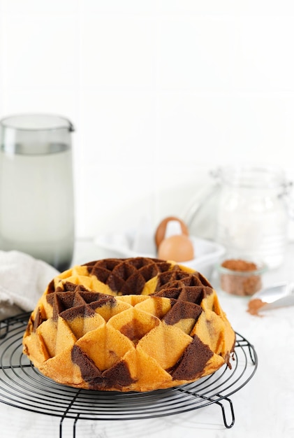 Marmorkuchenbundt auf weißem Tisch