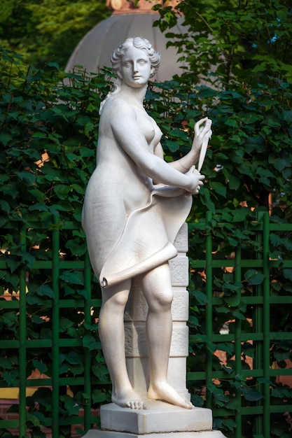 Marmorstatue Allegorie der Architektur des italienischen Bildhauers Pietro Baratta aus dem 18. Jahrhundert im Sommergarten Sankt Petersburg Russland