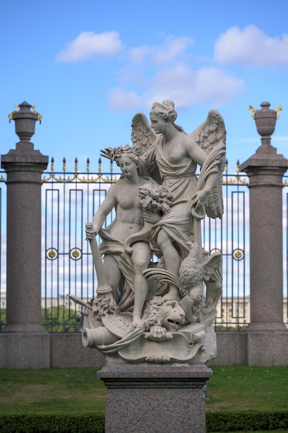 Marmorstatue Vertrag von Nystad von Pietro Baratta im Sommergarten in Sankt Petersburg Russland