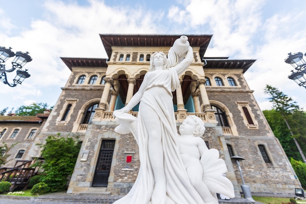 Marmorstatue vor Cantacuzino-Schlosseingang in Busteni