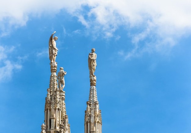 Marmorstatuen auf den Steintürmen des Daches des Mailänder Doms in Mailand, Italien