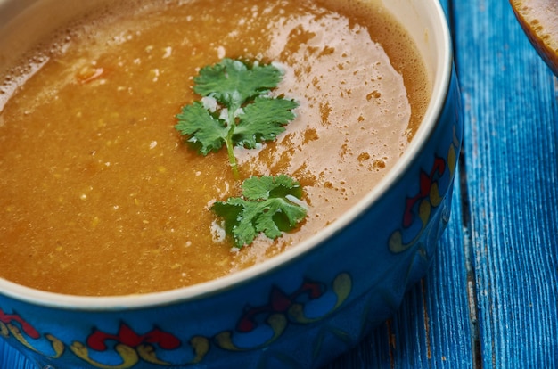 Marokkanische Küche, Karottenrote Linsensuppe, traditionelle verschiedene Marokkogerichte, Ansicht von oben.