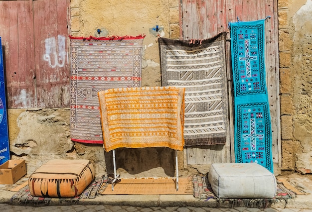 Marokkanische Teppiche zum Verkauf auf dem Flohmarkt in Marrakesch, Marokko.