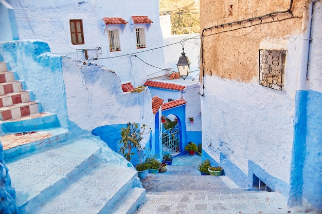 Marokko ist die blaue Stadt Chefchaouen, endlose Straßen in blauer Farbe. Viele Blumen und Souvenirs in schönen Straßen