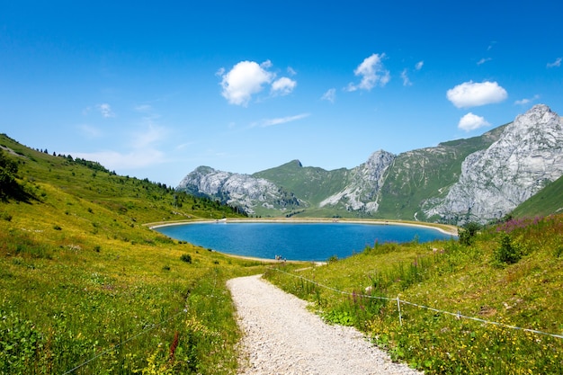 Maroly See und Berglandschaft in The Grand-Bornand, Haute-Savoie, Frankreich