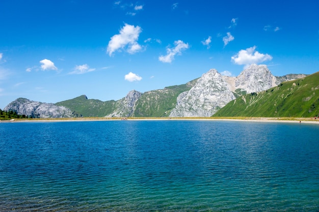 Maroly See und Berglandschaft in The Grand-Bornand, Haute-Savoie, Frankreich