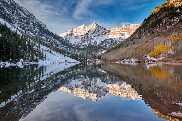 Maroon Bells e paisagem Maroon Lake