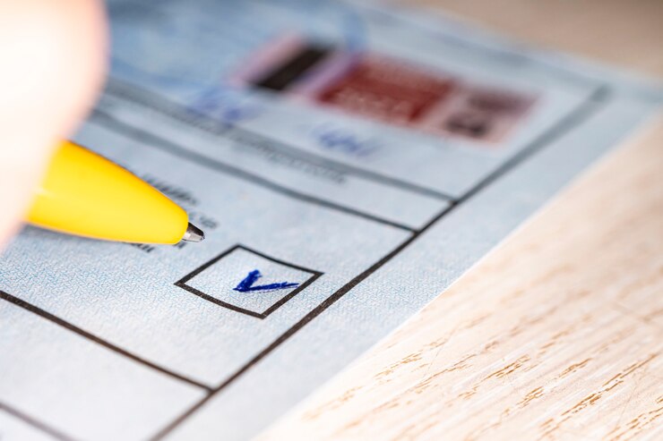 Foto marque em quadrado na chapa eleitoral. escolha de um partido político para votar. marca na seleção e uma caneta de close-up. eleições presidenciais ou parlamentares no país. conceito de escolha.