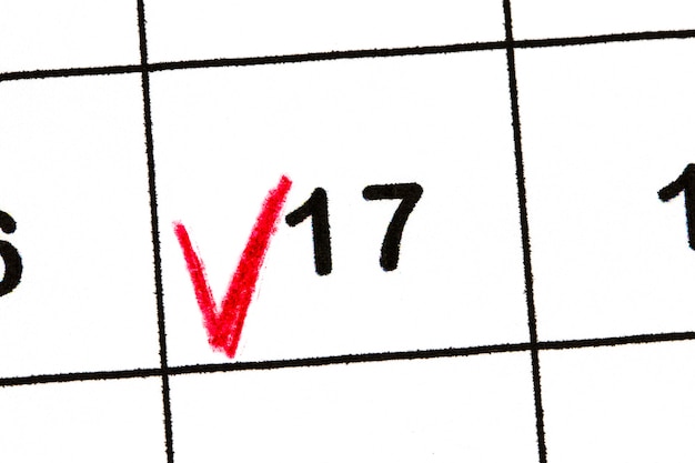 Marque el número de fecha 17. El quinto día del mes está marcado con rojo.