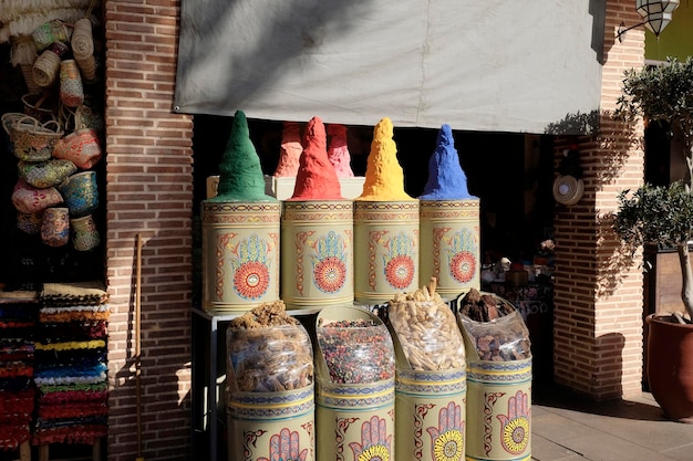 MARROCOS, MARRAKECH, corantes coloridos à venda em um mercado local