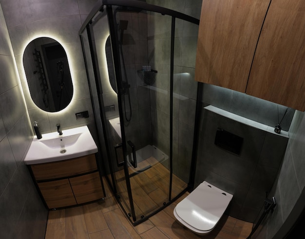 Marrom com banheiro moderno cinza com box de chuveiro preto
