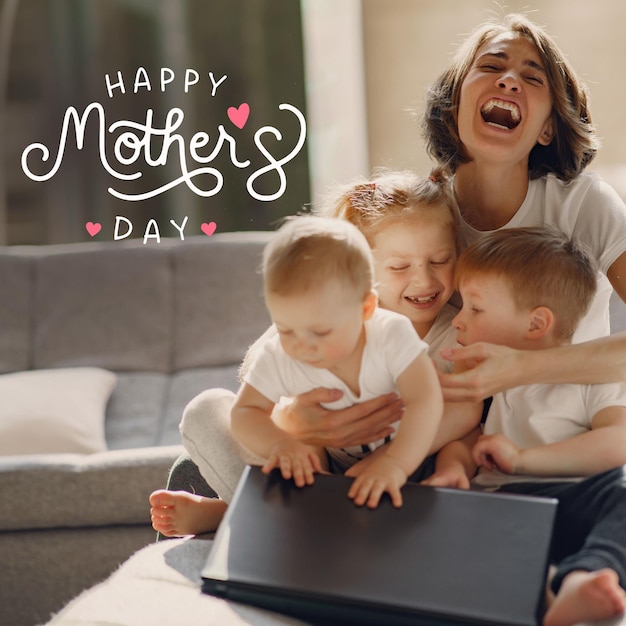 Marrom e Branco Moderno Feliz Dia das Mães Instagram Post 1