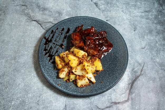 Foto marroquí tagine pollo con patatas hervidas servido en un plato aislado en el fondo vista superior de la comida de desayuno especias indias