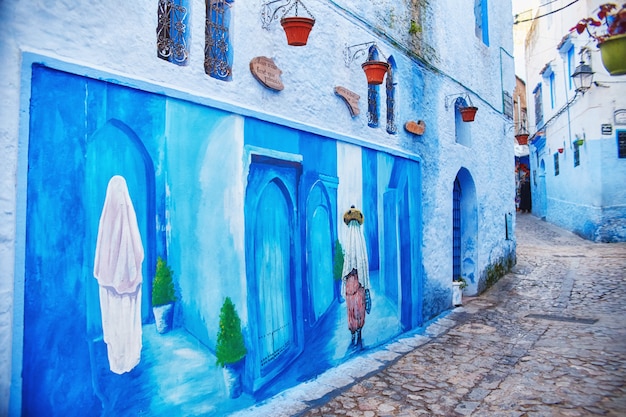 Marruecos ciudad azul Chefchaouene, mercados calles pintadas de azul.