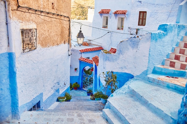 Marruecos es la ciudad azul de Chefchaouen, interminables calles pintadas de color azul. Muchas flores y recuerdos en las hermosas calles de Chefchaouen. Una ciudad mágica de cuento de hadas de colores celestiales