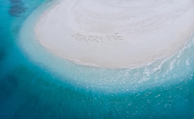 Marry Me Word escrito em Sunny Summer Beach Sand ilha exótica desabitada