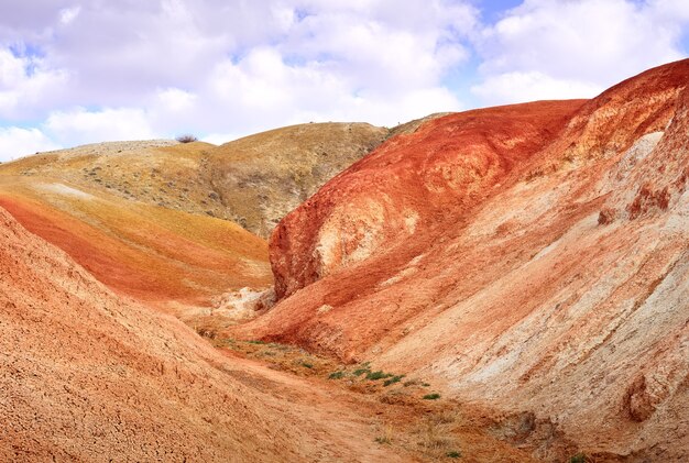 Mars im Altai-Gebirge Der Hang der Flussterrasse mit der Belichtung von bunten Tonen