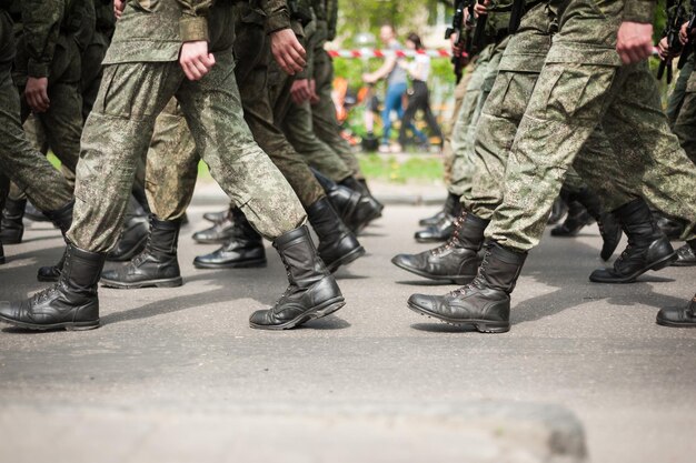 Marschierende Soldaten in Militärstiefeln