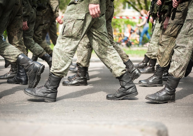 Marschierende Soldaten in Militärstiefeln