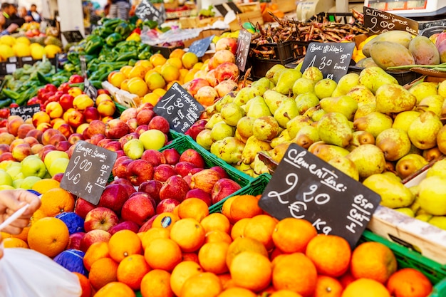 Marseille, Frankreich, 10/07/2019: Vielzahl von Früchten auf dem Markt in der Stadt.