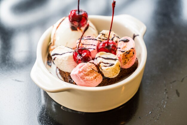 marshmallow assado e brownies de chocolate com sorvete