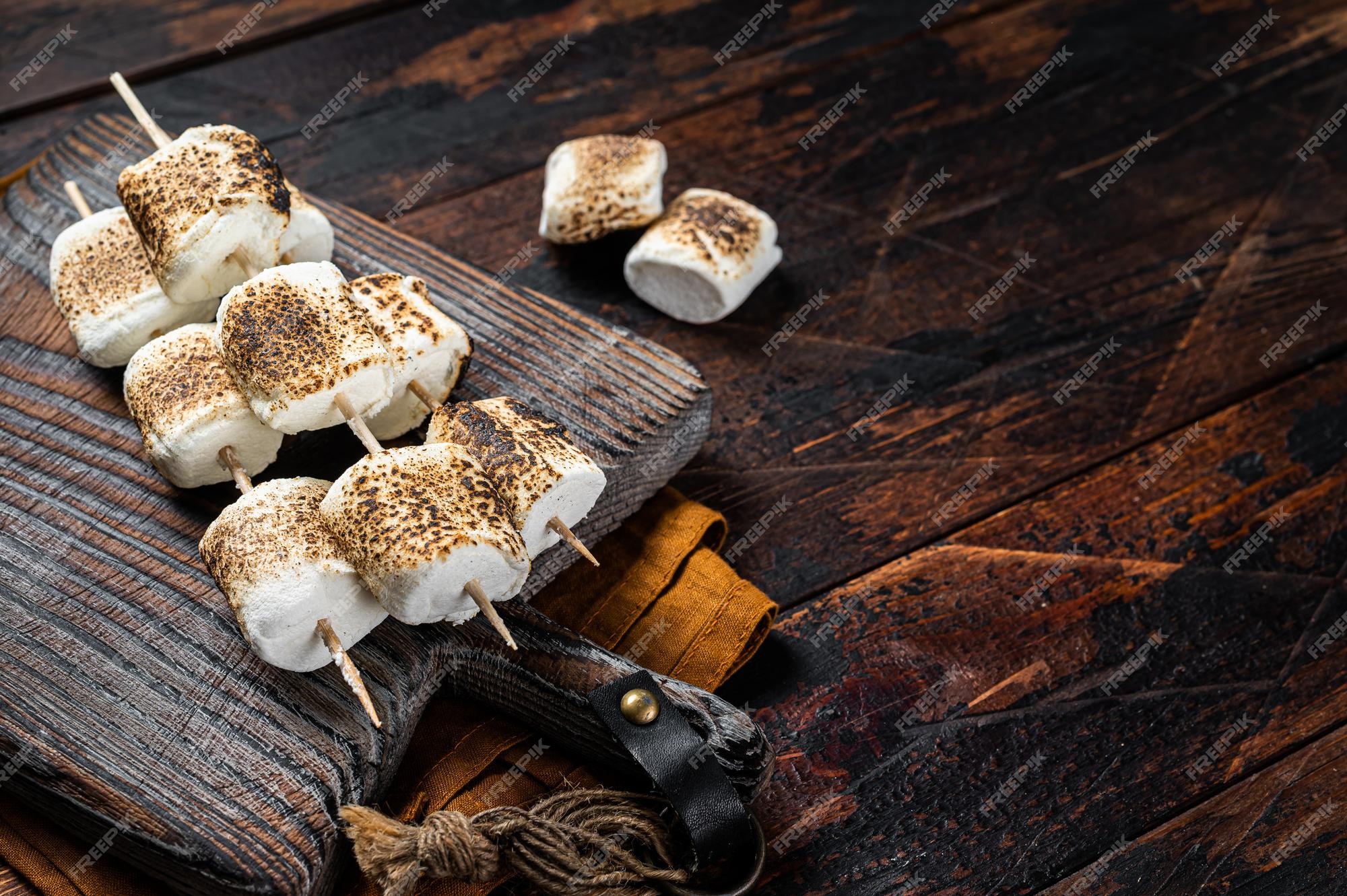 Uma Xícara De Café E Marshmallows Com As Morangos Frescas Em Espetos Foto  de Stock - Imagem de sobremesa, quente: 72783746