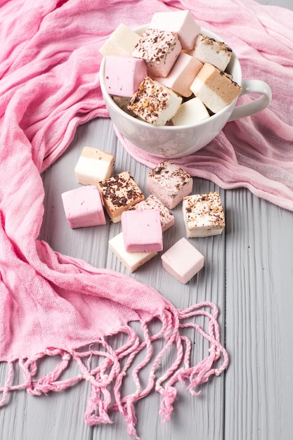 Marshmallow Assorted em uma mesa cinza