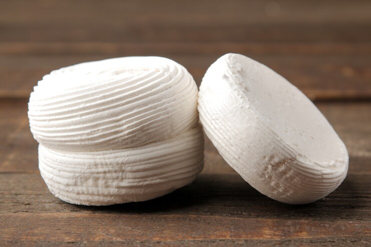 Foto marshmallow branco doce sobre uma mesa de madeira marrom.