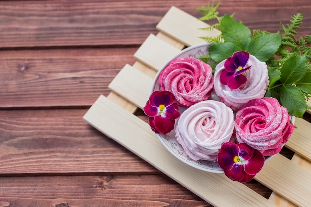 Foto marshmallow caseiro com zephyr de sobremesa fofa e merengue de redemoinho rosa