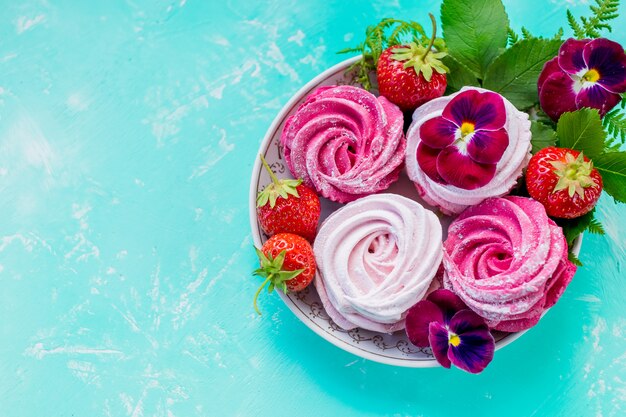 Marshmallow caseiro de cereja, cookies de merengue rosa com frutas para a sobremesa