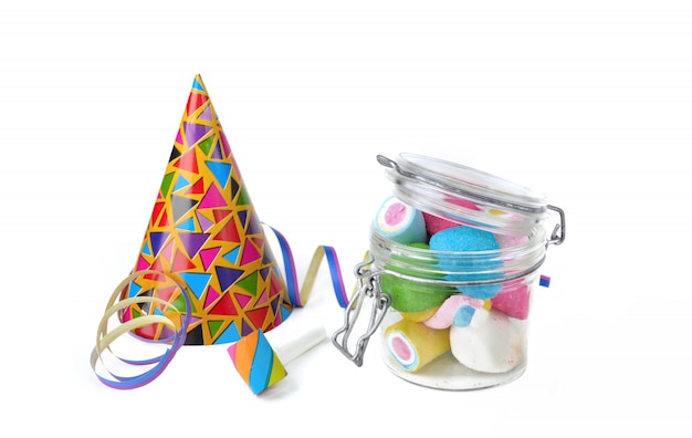Marshmallow colorido em uma jarra de vidro com festa de favores