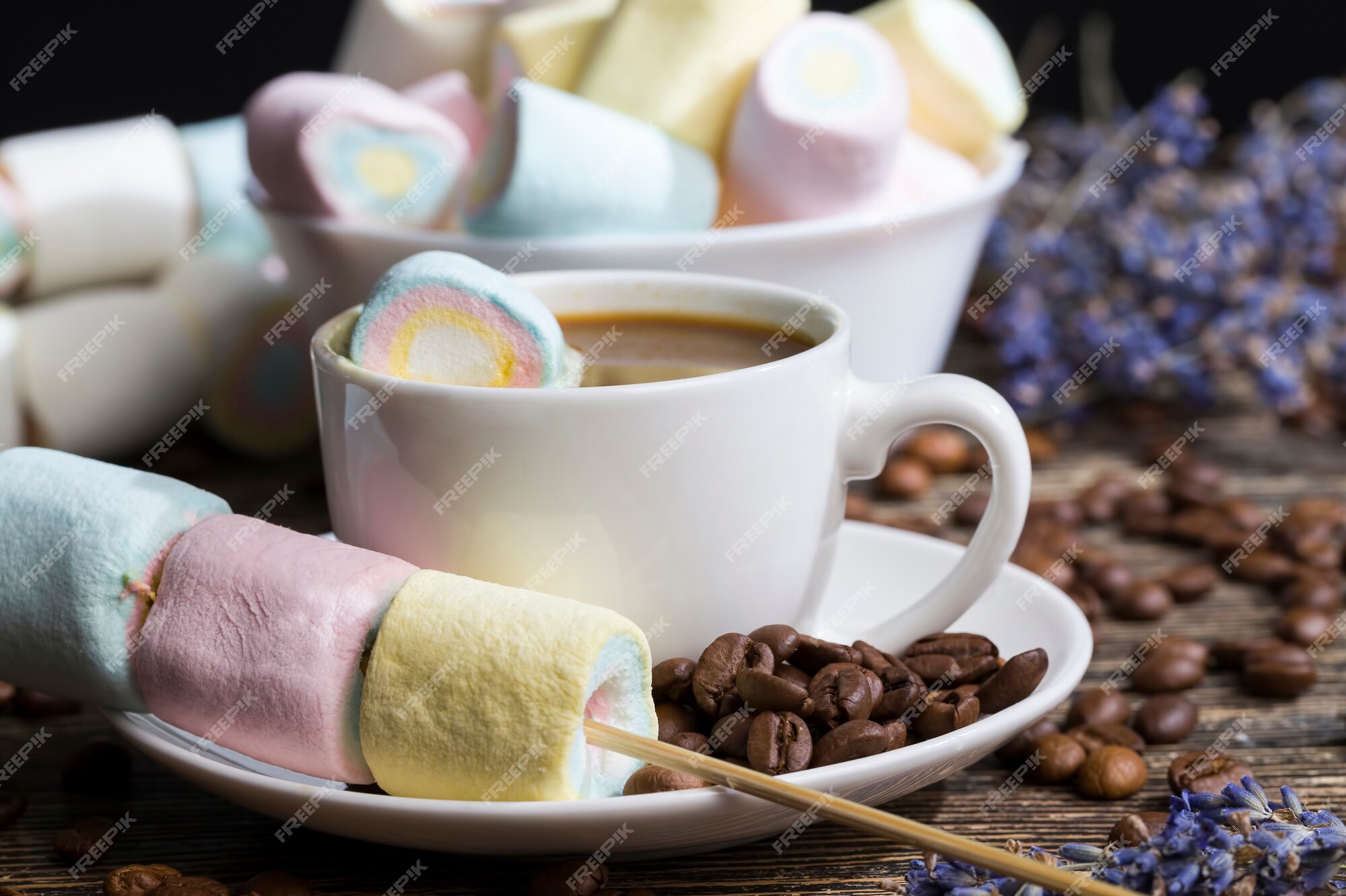 Uma Xícara De Café E Marshmallows Com As Morangos Frescas Em Espetos Foto  de Stock - Imagem de sobremesa, quente: 72783746