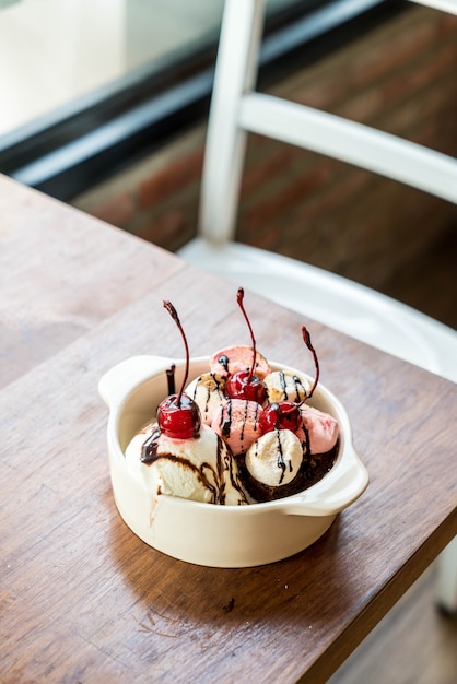 marshmallow cozido e brownies de chocolate com sorvete