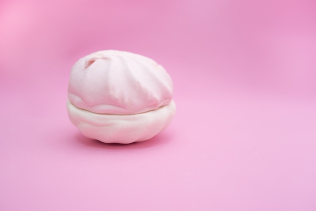 Marshmallow de duas metades em um fundo rosa