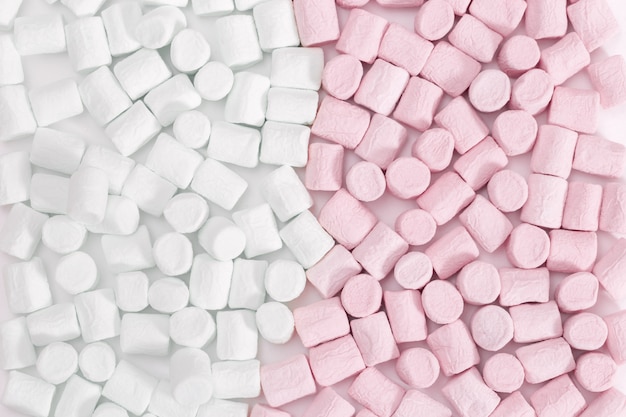 Marshmallow de fundo. marshmallow rosa e branco pastel cores, alimentos doces. vista do topo.