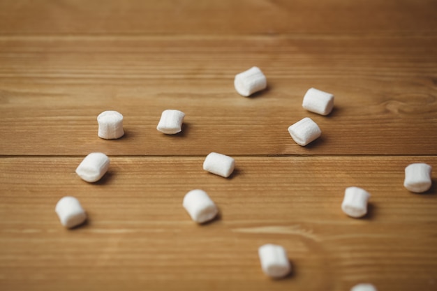 Marshmallow doce na mesa de madeira