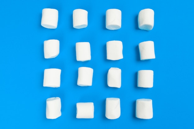 Marshmallow em fundo azul