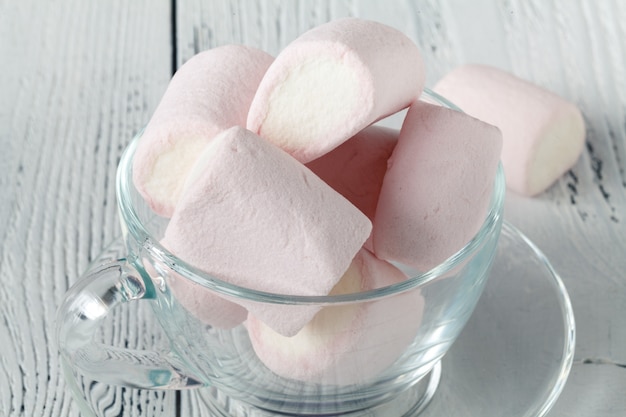 Marshmallow grande na mesa branca