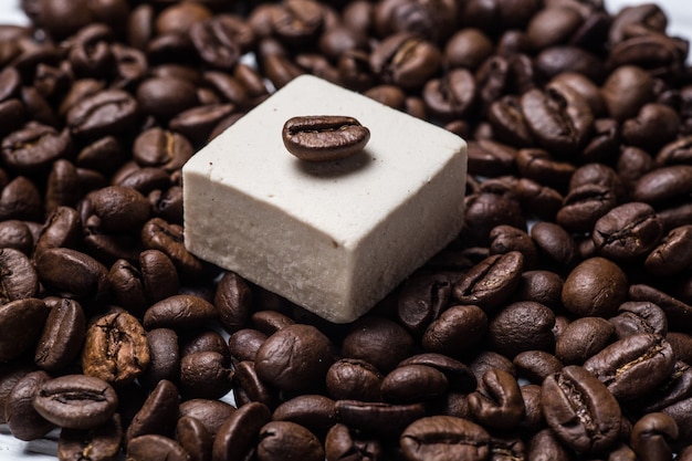 Marshmallow, grãos de café closeup