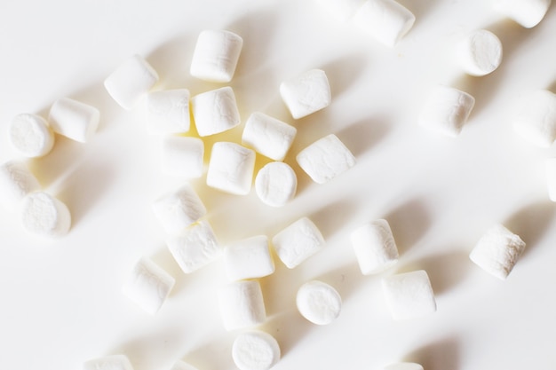 Marshmallow-Pyramiden-Marshmallows auf weißem Hintergrund