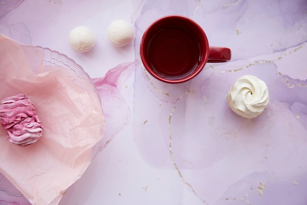 Marshmallow rosa e branco delicado natural e xícara de chá com espaço de cópia