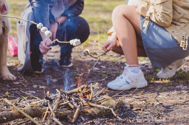 Marshmallow über dem Feuer, Nahaufnahme