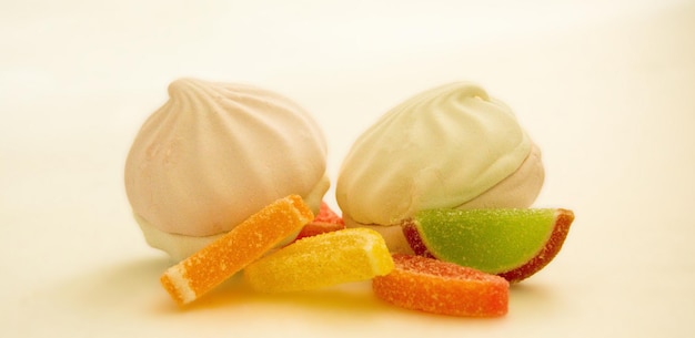 Marshmallow- und Marmeladenscheiben auf weißem Hintergrund