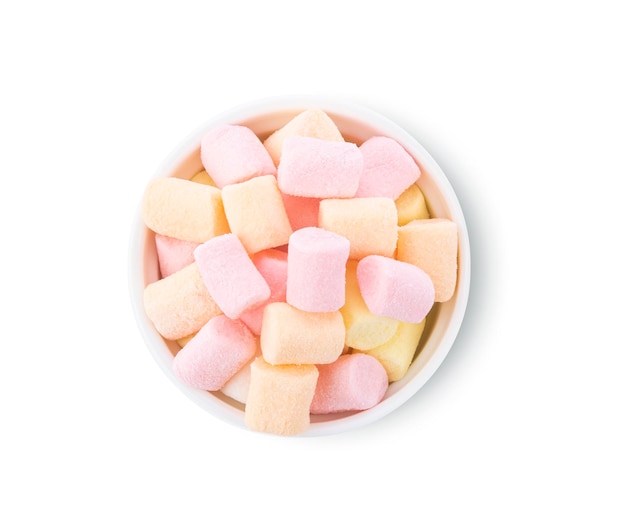 Foto marshmallow en la vista superior del tazón aislado sobre fondo blanco