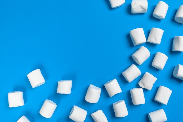 Marshmallows auf blauem Hintergrund