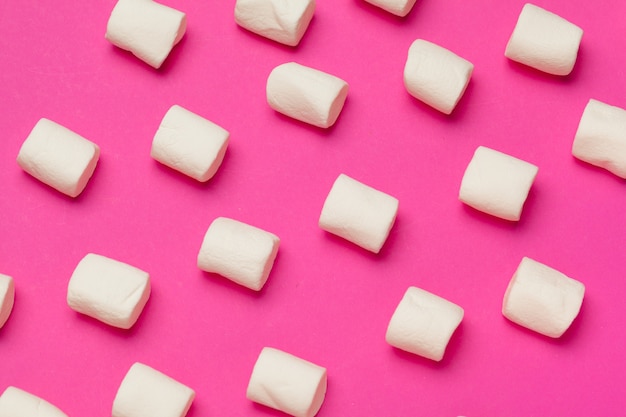 Marshmallows auf farbigem Hintergrund