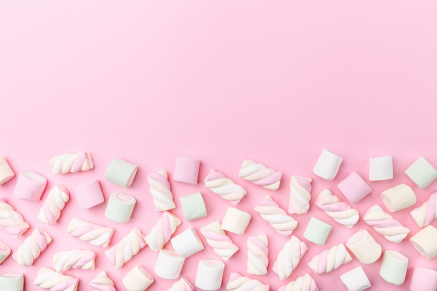 Marshmallows auf zart rosa Hintergrund